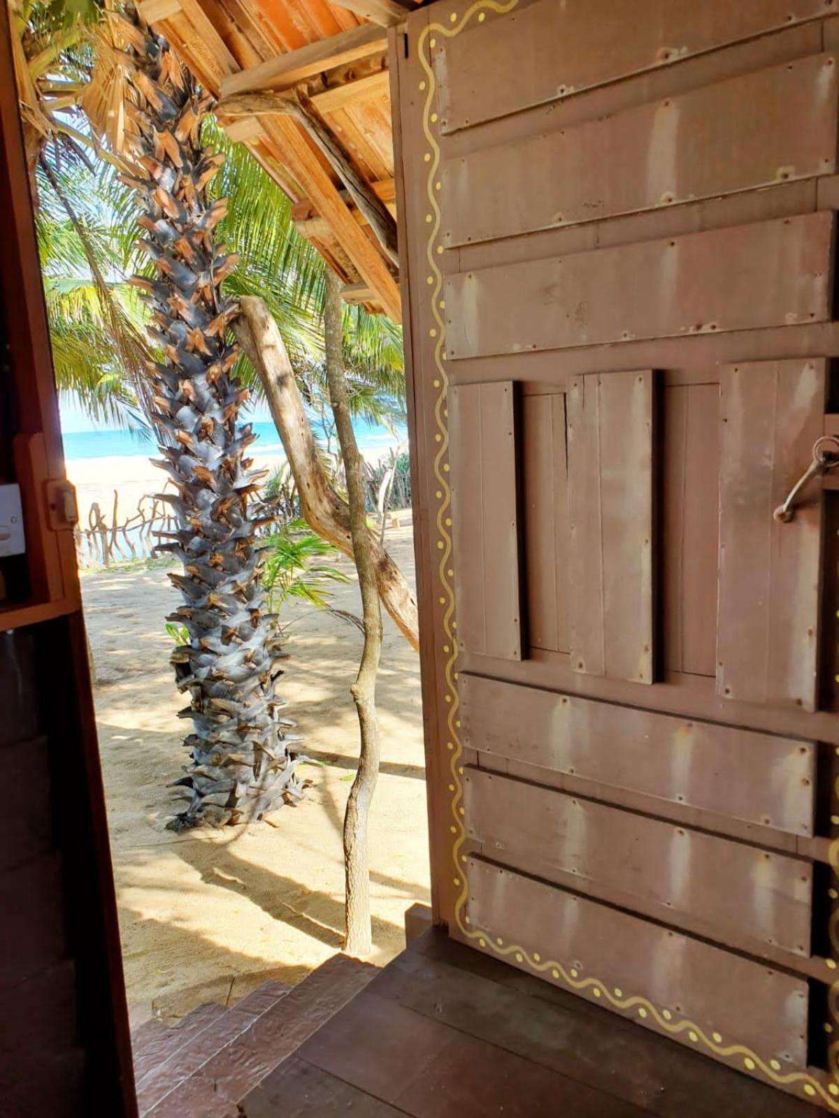 Light House Beach Hut Komari Экстерьер фото
