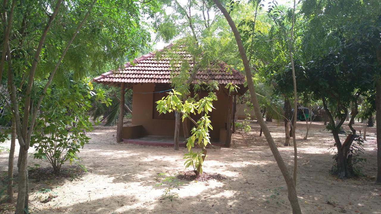 Light House Beach Hut Komari Экстерьер фото