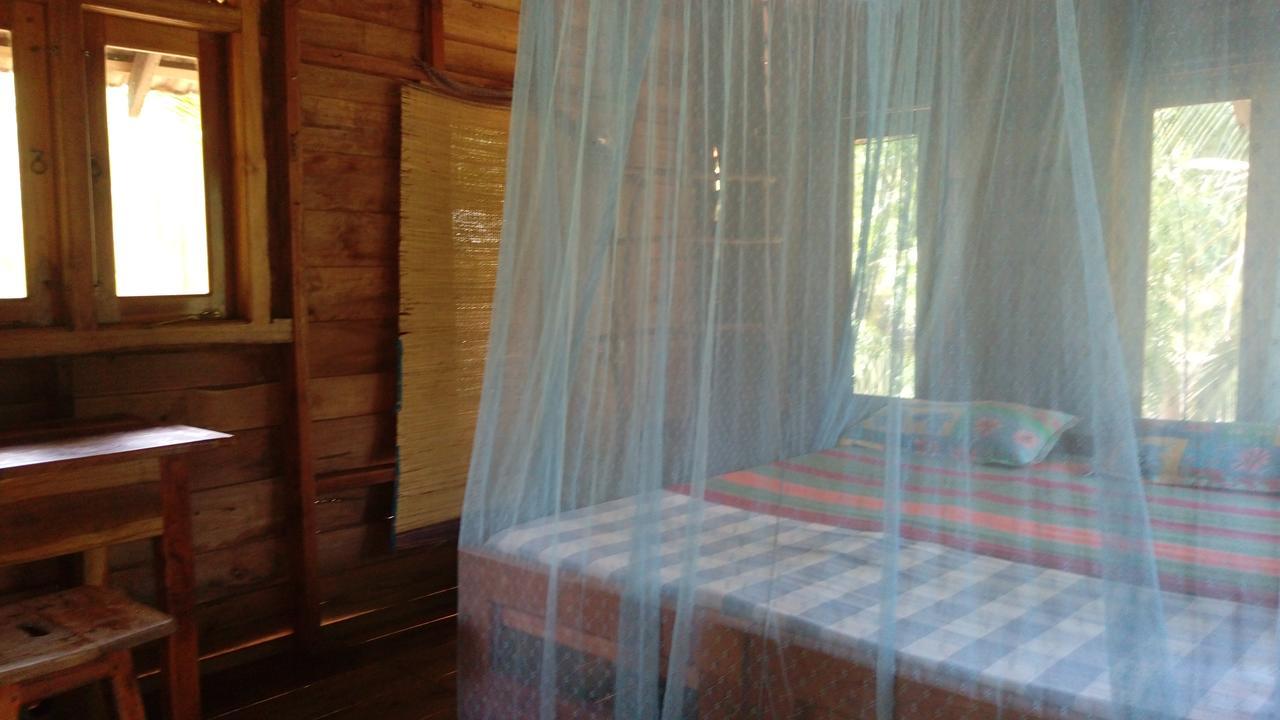 Light House Beach Hut Komari Экстерьер фото